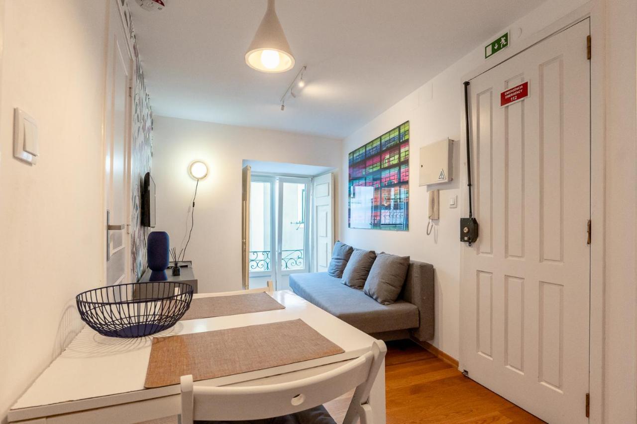 Contemporary Apartment In Chiado 3 Lisbon Bagian luar foto