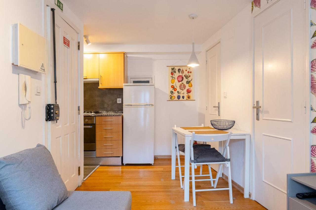 Contemporary Apartment In Chiado 3 Lisbon Bagian luar foto