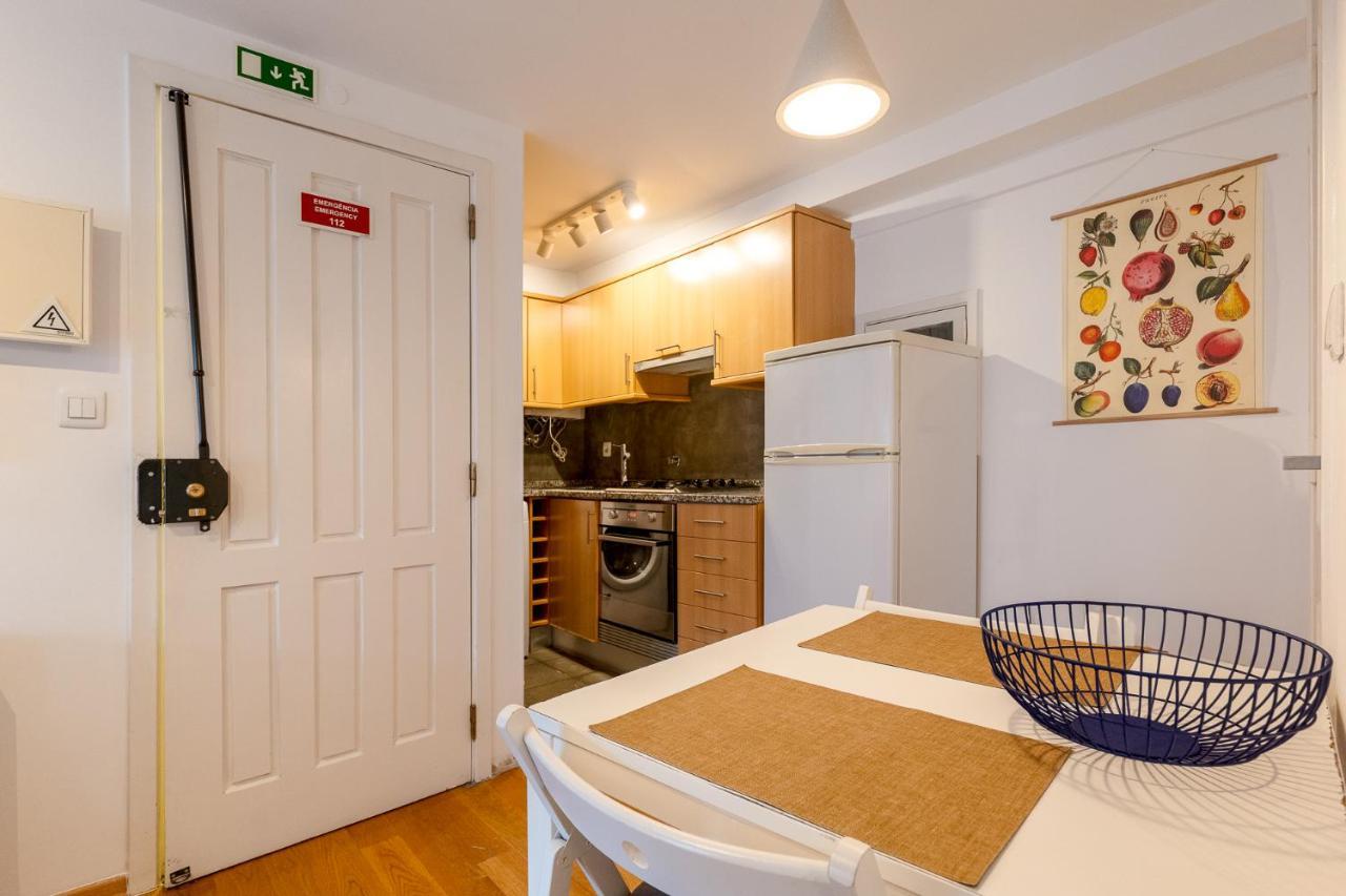 Contemporary Apartment In Chiado 3 Lisbon Bagian luar foto