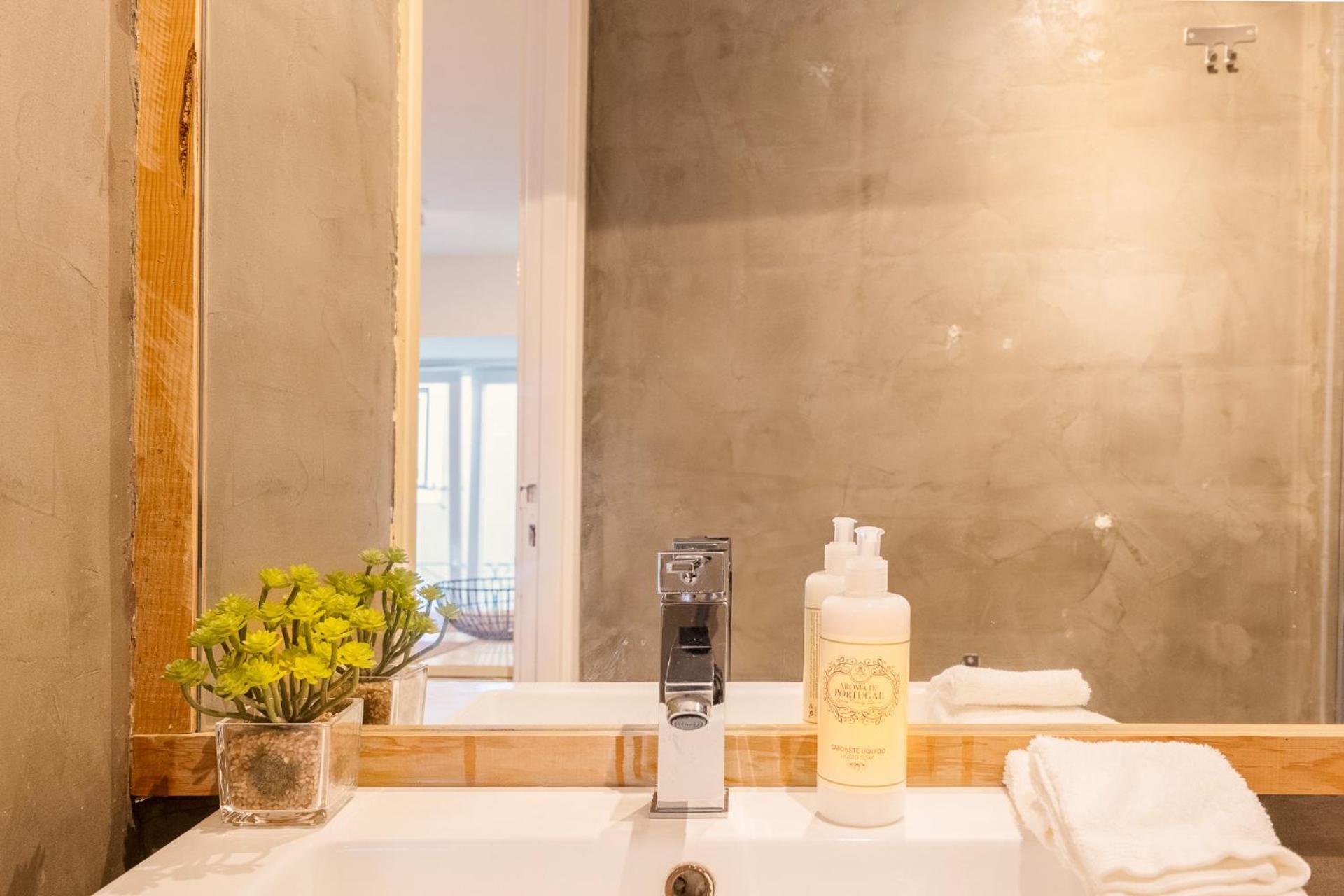 Contemporary Apartment In Chiado 3 Lisbon Bagian luar foto